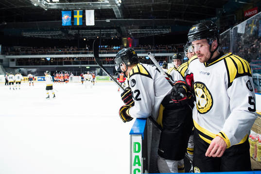 Brynäs Sebastian Enterfeldt lämnar isen i åttondelsfinal