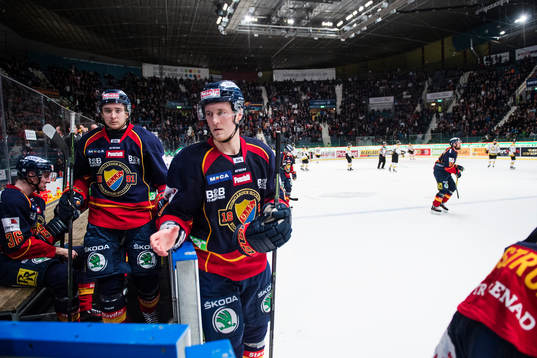 Djurgårdens Mikko Lehtonen får hjälp av en materialare i