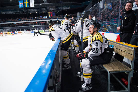 Brynäs Adam Brodecki på bänken  i åttondelsfinal 1 i