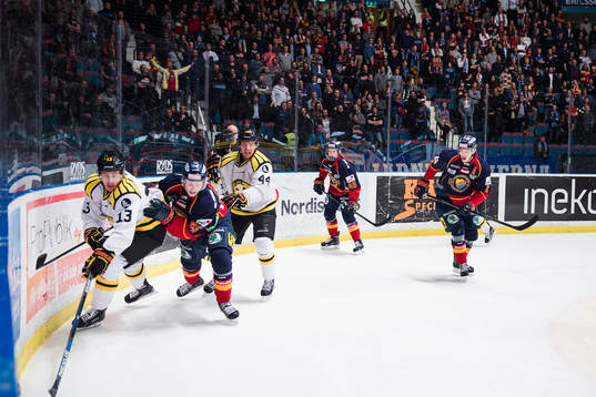 Brynäs Sondre Olden och Djurgårdens Alexander Falk  i