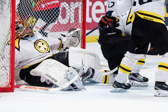 Brynäs målvakt Bernhard Starkbaum  i åttondelsfinal 1 i