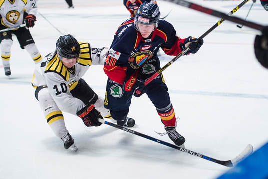 Brynäs Mattias Nörstebö försöker stoppa Djurgårdens