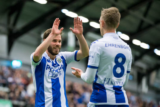 IFK Göteborgs Sören Rieks jublar ihop med Emil Salomonsson