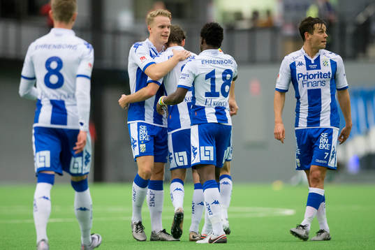 IFK Göteborgs Emil Salomonsson omfamnas av Hjörtur