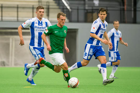 Jönköpings Stian Semb Aasmundsen mellan IFK Göteborgs