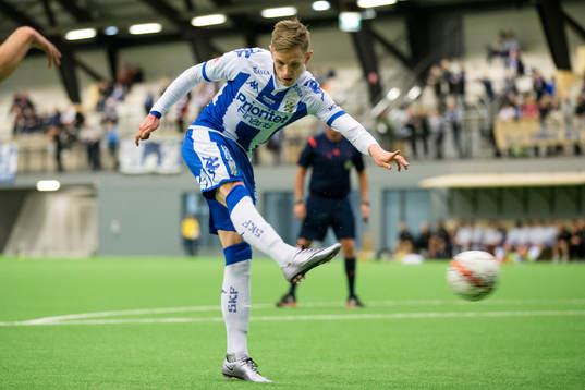IFK Göteborgs Sören Rieks skjuter 1-0