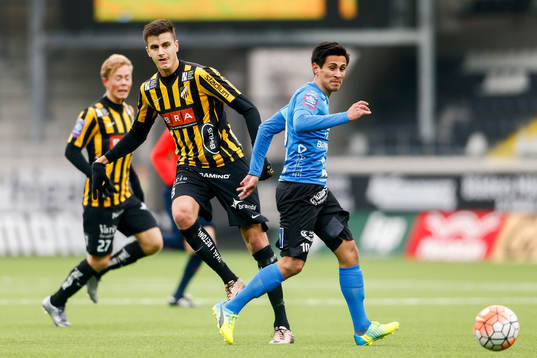 Häckens Alexander Jeremejeff och Halmstads Antonio Rojas