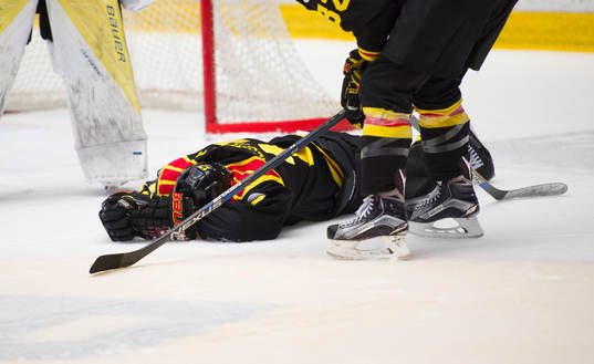 Brynäs Pathrik Westerholm ligger skadad i åttondelsfinal