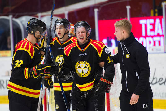 Brynäs Pathrik Westerholm leds av planen