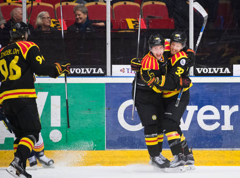 Brynäs Pathrik Westerholm och Brynäs Nick Johnson jublar