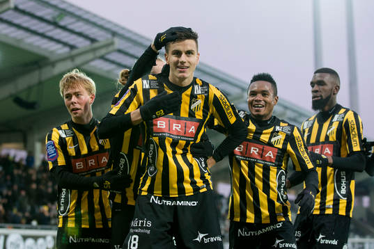 Häckens Alexander Jeremejeff jublar och bugar framför