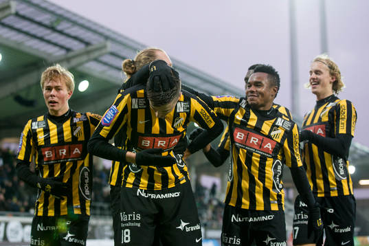 Häckens Alexander Jeremejeff jublar och bugar framför