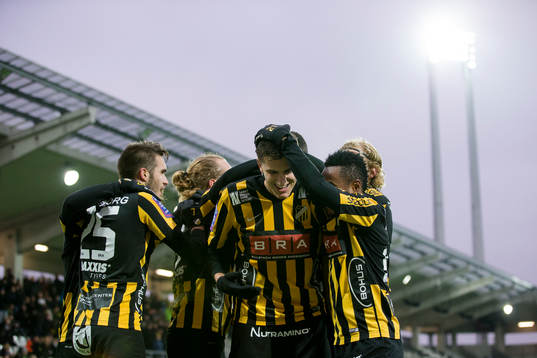 Häckens Alexander Jeremejeff jublar och bugar framför