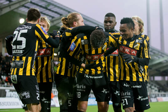 Häckens Alexander Jeremejeff jublar och bugar framför
