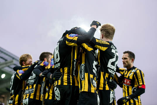Häckens Alexander Jeremejeff jublar och omfamnas av Nasiru