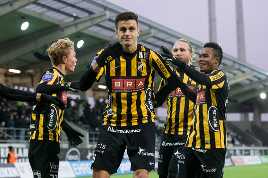 Häckens Alexander Jeremejeff jublar och bugar framför