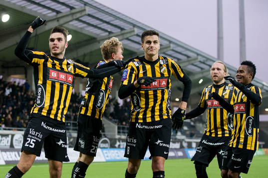 Häckens Alexander Jeremejeff jublar ihop med Egzon Binaku,