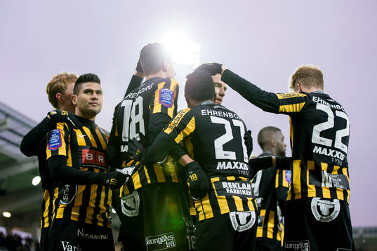 Häckens Alexander Jeremejeff jublar och omfamnas av
