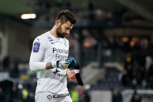 Halmstads målvakt Stojan Lukic deppar