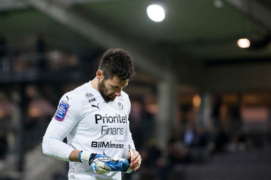 Halmstads målvakt Stojan Lukic deppar