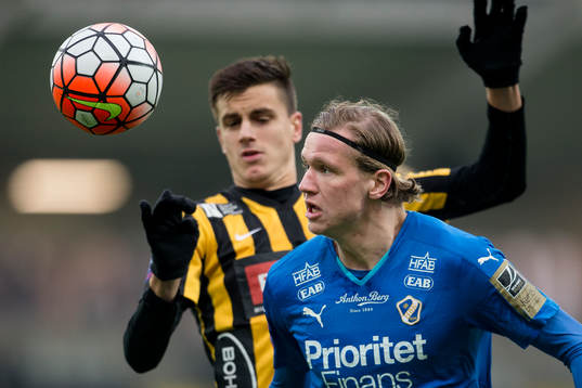 Halmstads Alexander Bengtsson före Häckens Alexander