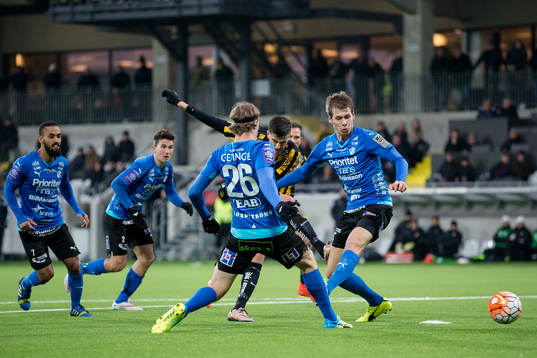 Häckens Alexander Jeremejeff skjuter ett skott genom