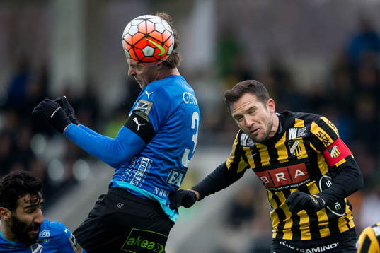 Halmstads Fredrik Liverstam nickar före Häckens Martin