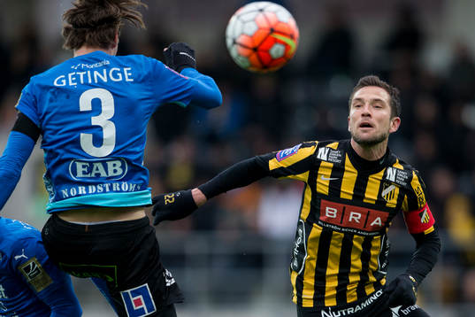 Halmstads Fredrik Liverstam nickar bollen före Häckens