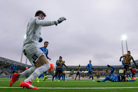 Halmstads målvakt Stojan Lukic räddar ett skott från