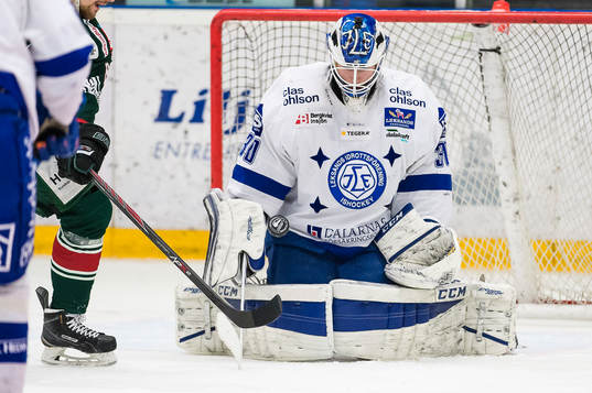 Leksands målvakt Henrik Haukeland fokuserar på pucken
