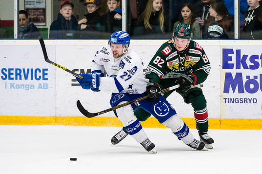 Leksands Viktor Mårtensson i kamp om pucken med Tingsryds