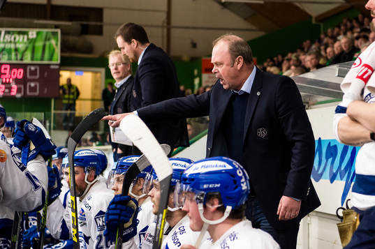 Leksands tränare Per-Erik Johnsson skriker
