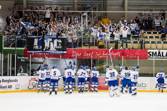 Leksands spelare jublar framför fansen