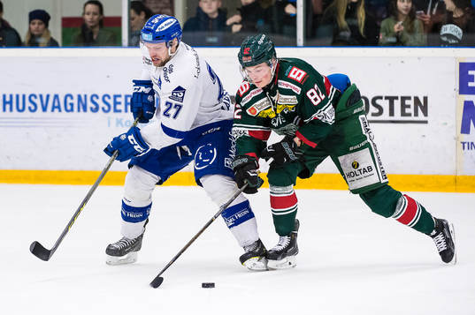 Tingsryds Filip Owesson tar pucken från Leksands Viktor