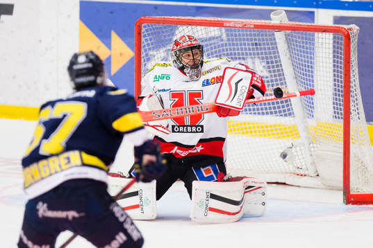 s Christoffer Törngren skjuter mot Örebros målvakt