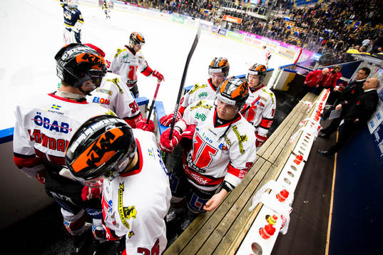 Örebros spelare med lagkamrater lämnar isen