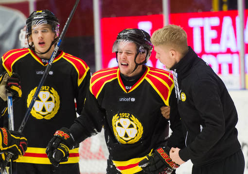 Brynäs Pathrik Westerholm får hjälp upp