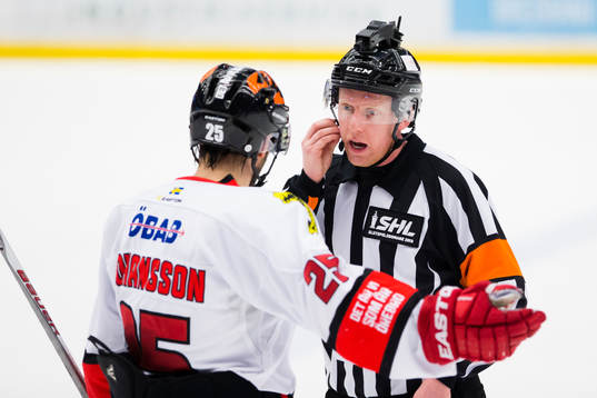 Örebros Martin Johansson i diskussion med domaren Mikael