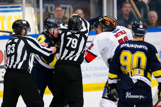 s Axel Eidstedt och Örebros Marko Anttila i slagsmål