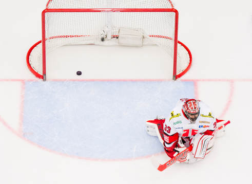 Örebros målvakt Julius Hudacek deppar