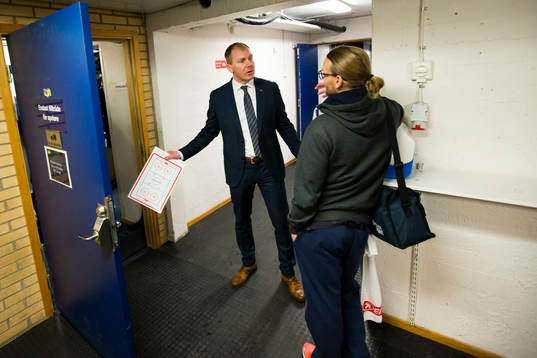 s tränare Johan Lindbom diskuterar skador med HV71:s