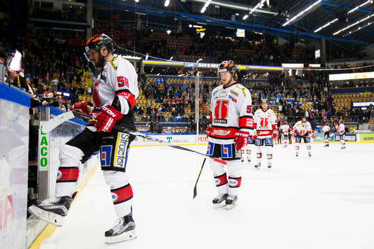 Örebros Johan Wiklander lämnar isen med lagkamrater