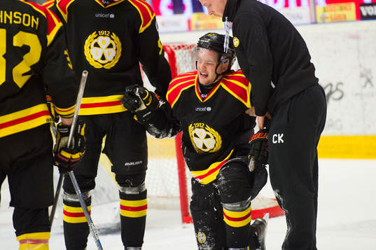 Brynäs Pathrik Westerholm får hjälp upp