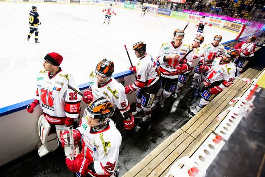 Örebros målvakt Julius Hudacek med lagkamrater lämnar