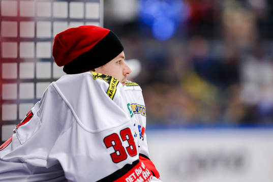 Örebros målvakt Julius Hudacek deppar i båset