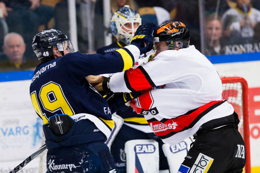 s Axel Eidstedt och Örebros Marko Anttila i slagsmål