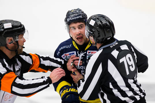 s Chris Campoli skriker mot Örebros bås