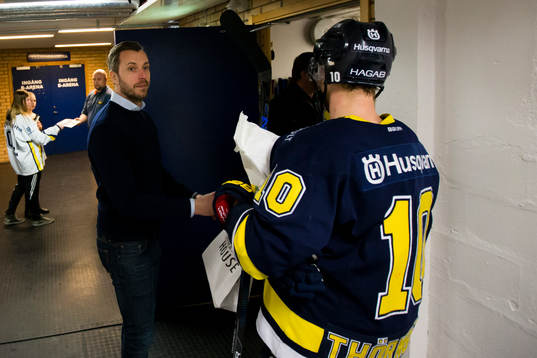 s Sportchef Johan Hult tackar HV71:s Martin Thörnberg