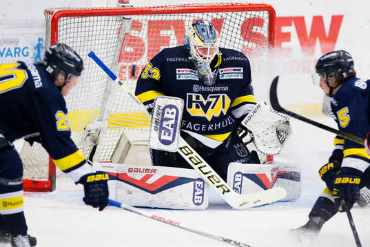 s Lawrence Pilut, målvakt Fredrik Pettersson-Wentzel och