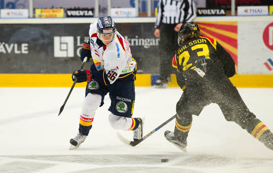 Djurgårdens Marcus Sörensen och Brynäs Lucas Carlsson i